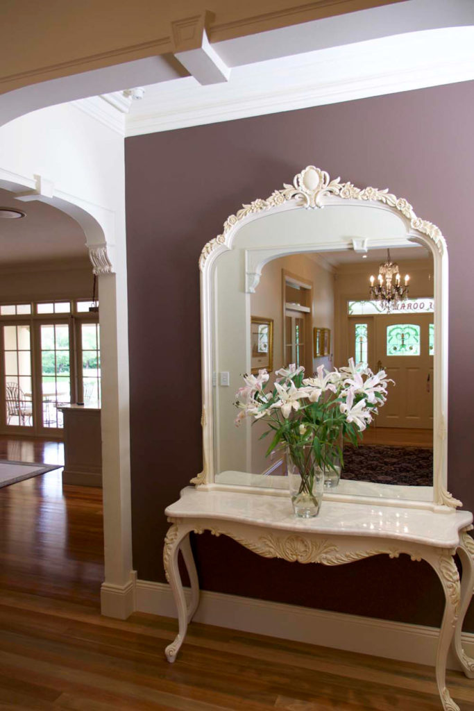 Entrance table with mirror flowers