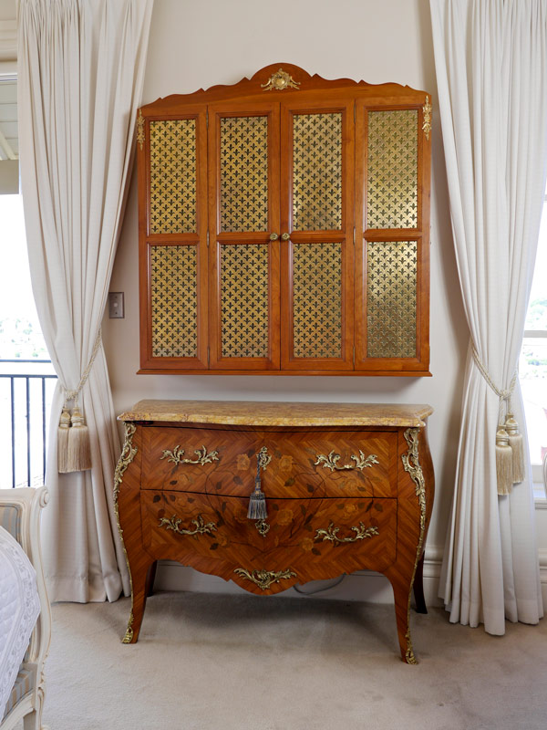 Commode with floral marquetry