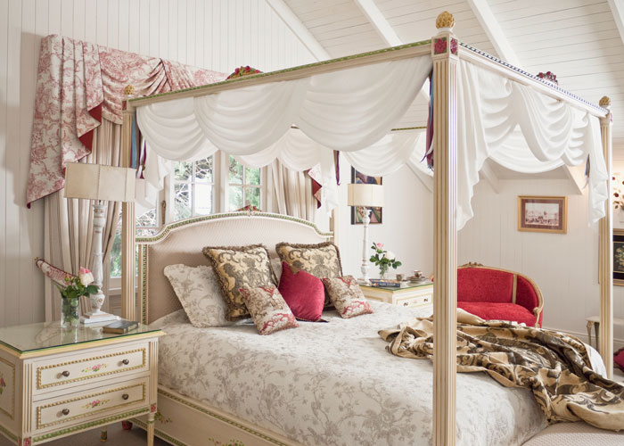 Four poster bed with canopy