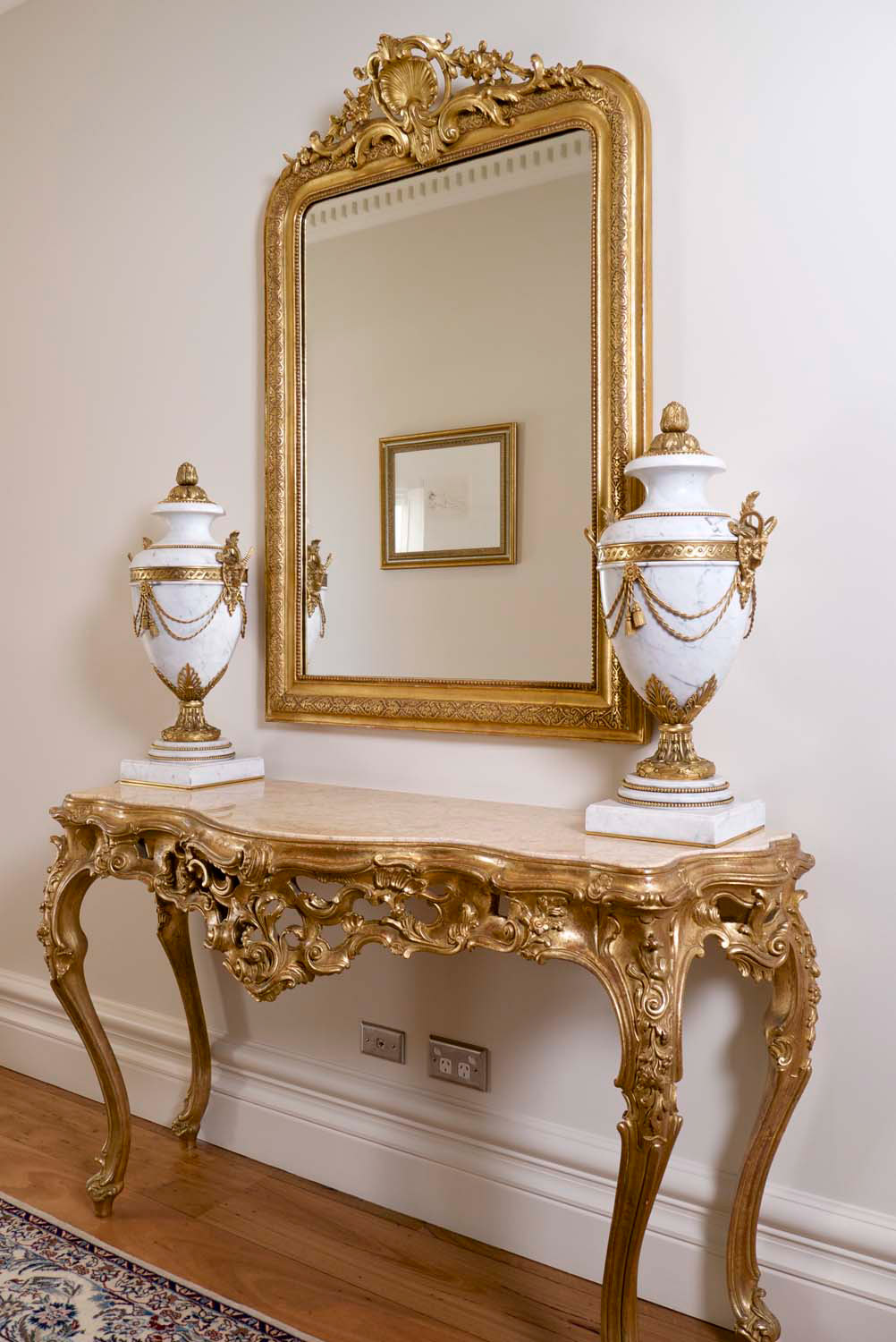 1 Classic french style hall table with mirror, décor and rug in hallway with gilding