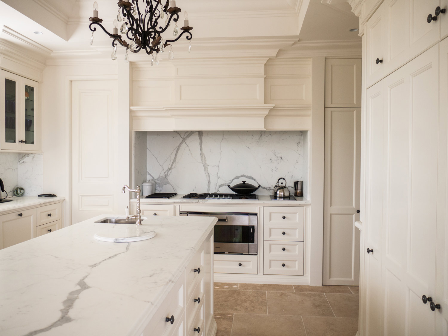1 French white kitchen with marble, panelling, kitchen island and chandelier