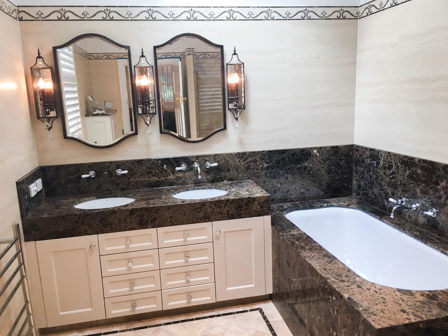 10 Bathroom with contemporary and classic design with marble, mirror and vanity