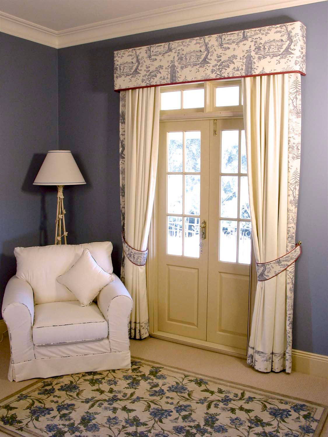 10 Gorgoues bedroom in french style with lamp, rug and curtains with fabric pelmet