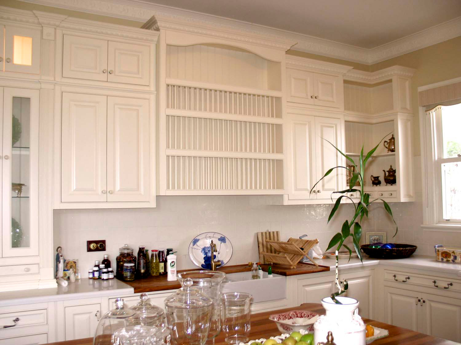 12 French provincial and classic kitchens