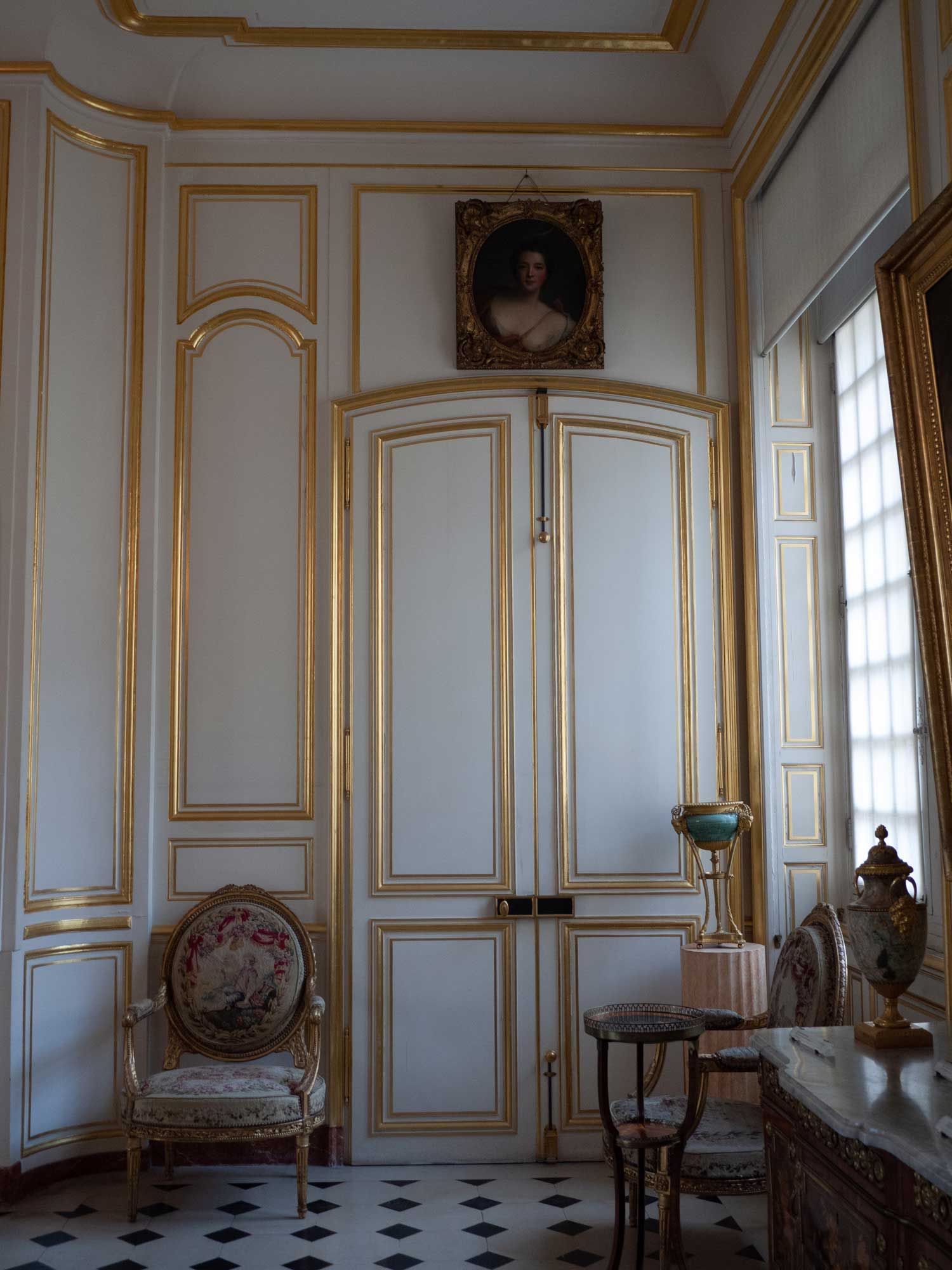 13 French classical Louis door design and interiors