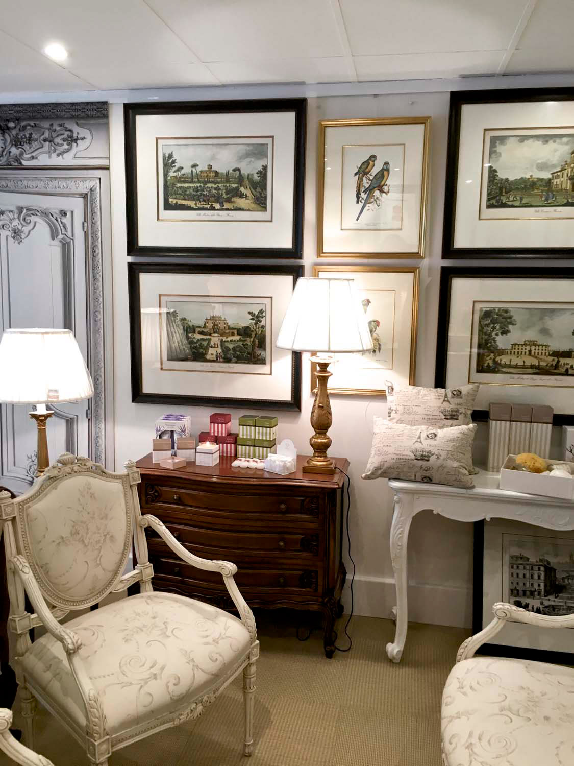 20 CL shop with prints with Louis XV desk and Louis XVI armchair