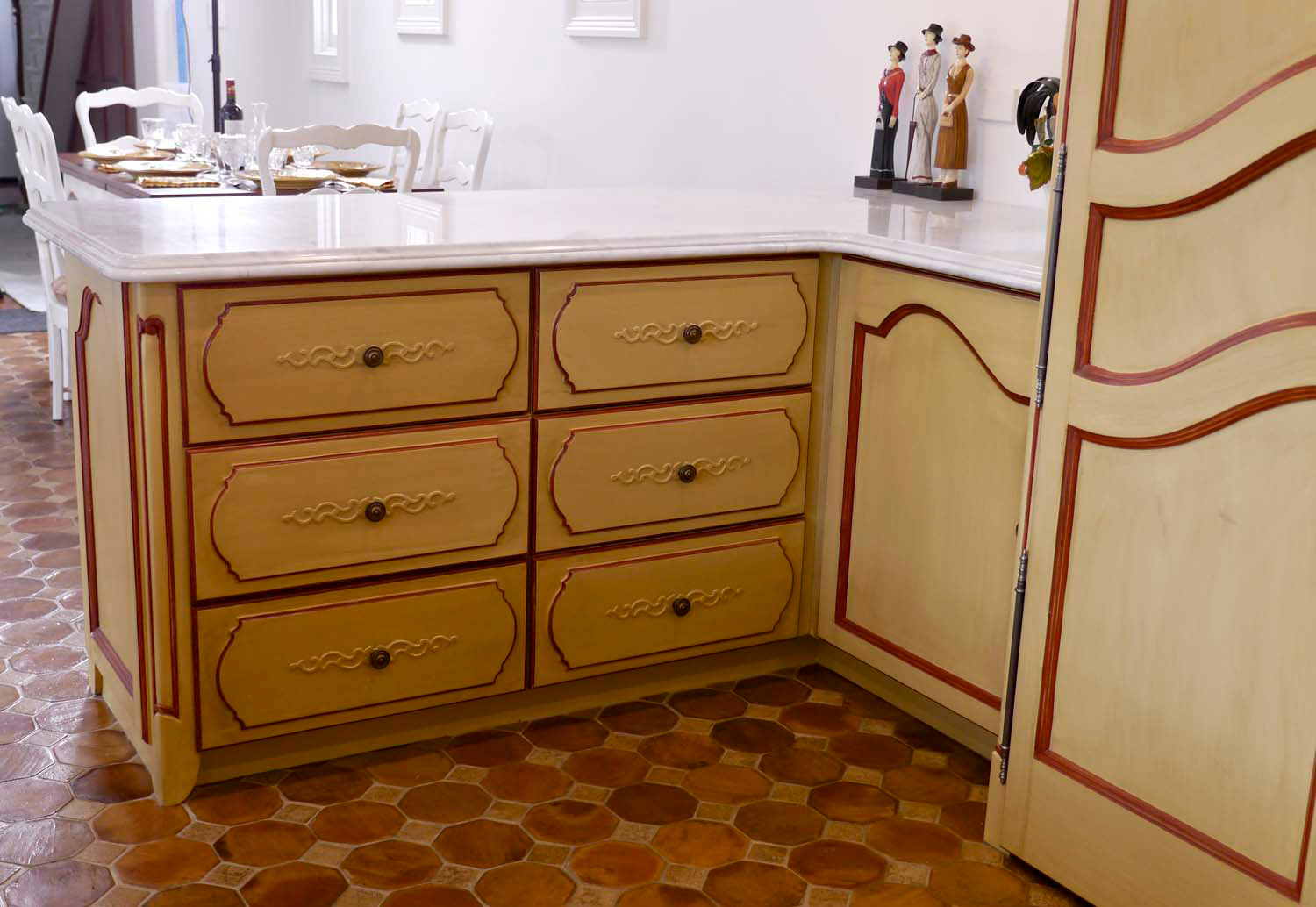 21 French provincial and classic kitchens