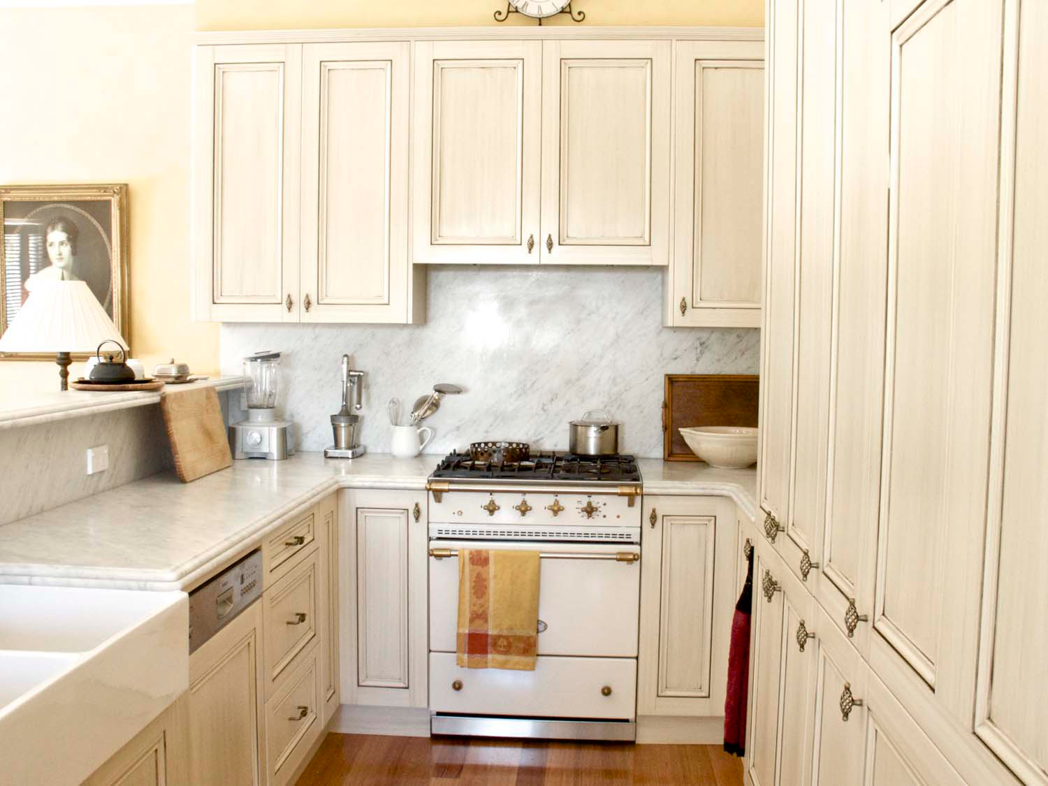 24 French provincial and classic kitchens