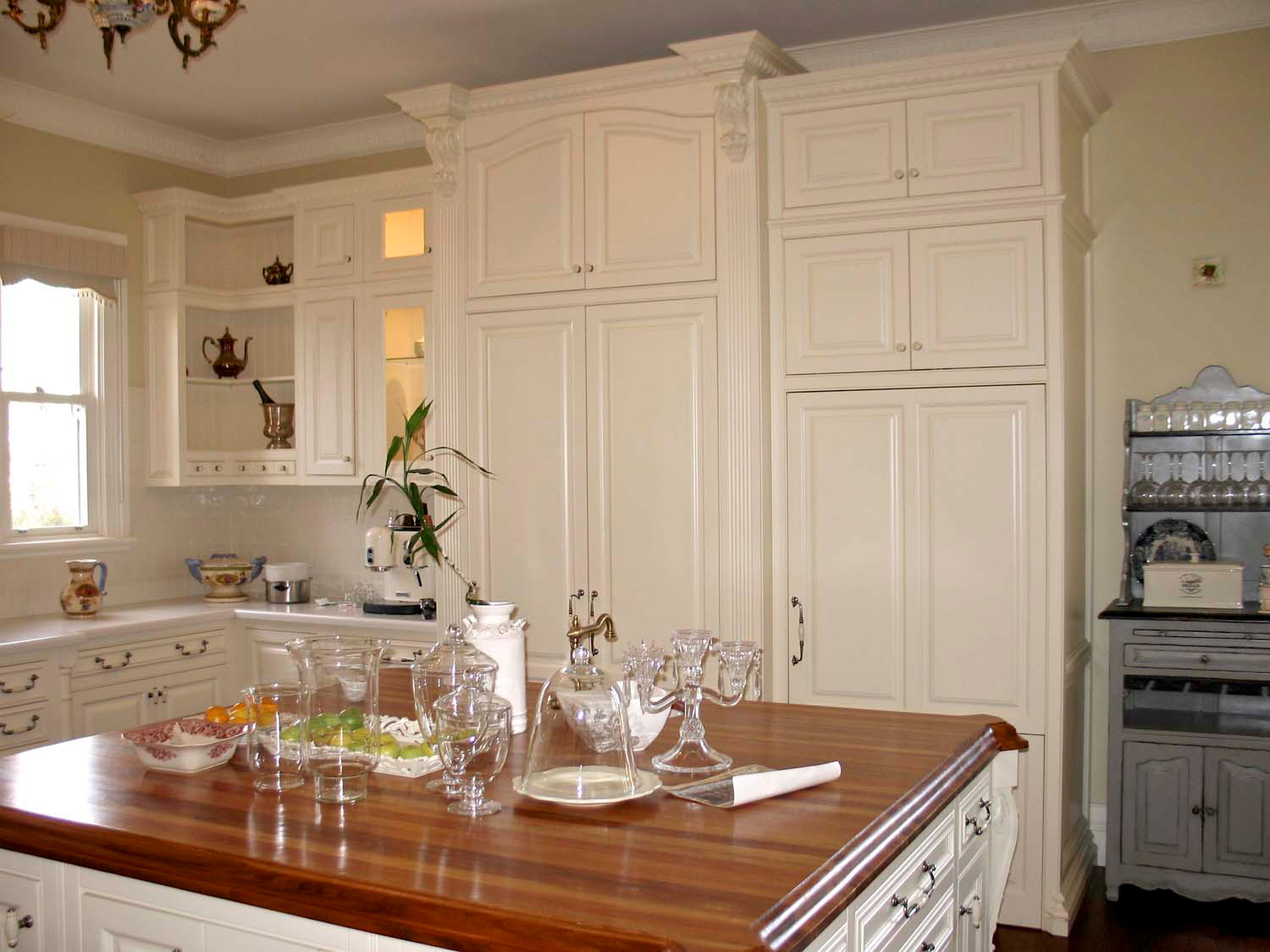 32 French provincial and classic kitchens