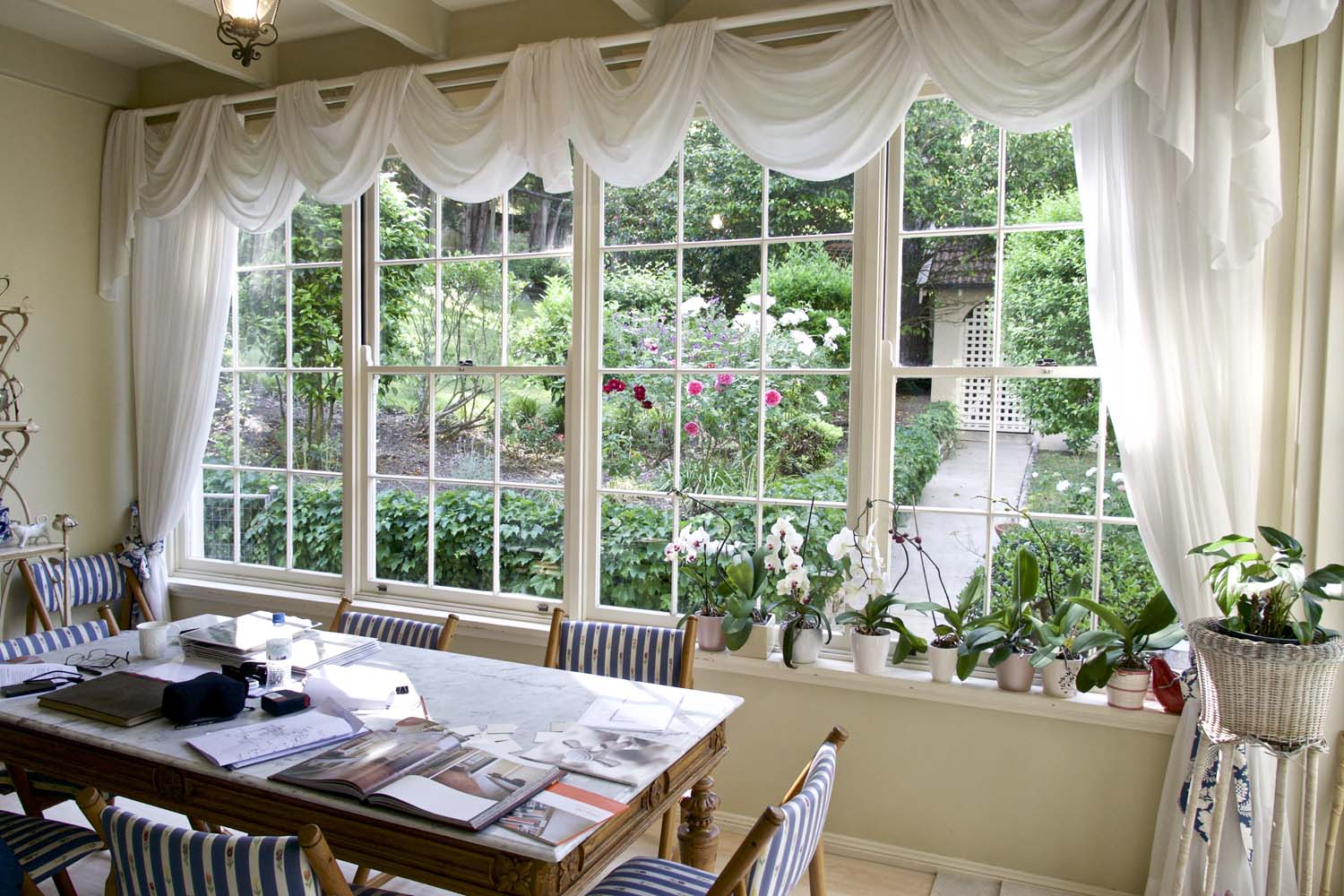 5 French dining room with a beautiful view on the garden