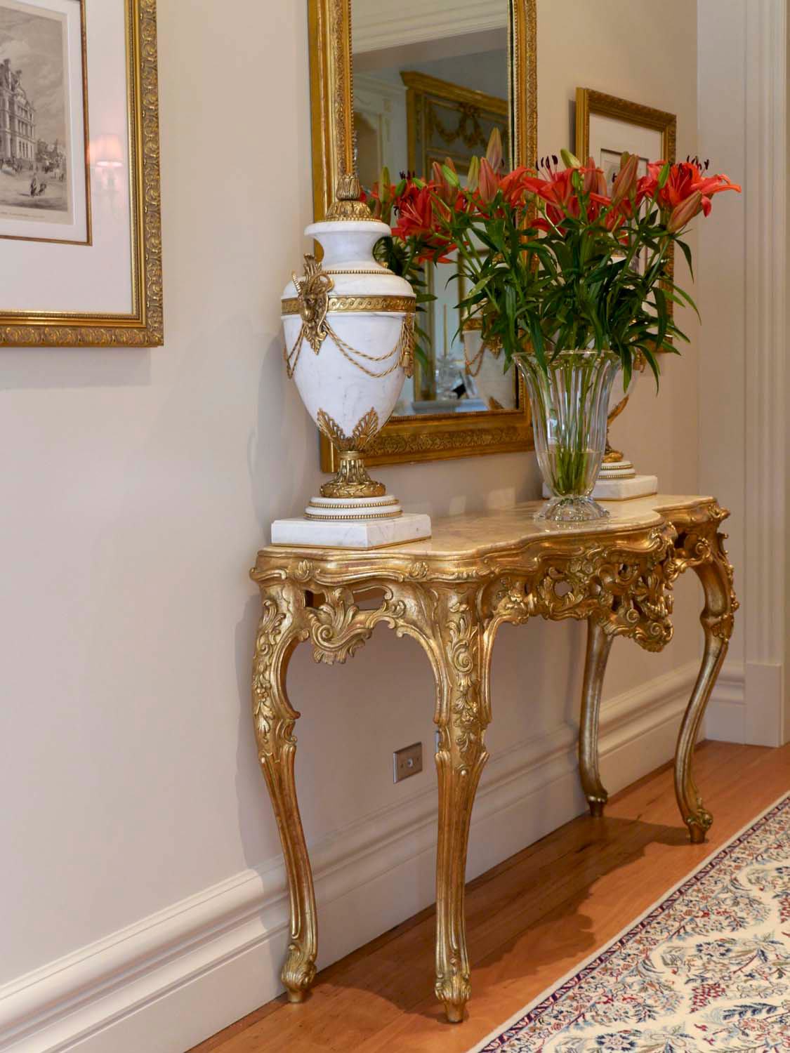 5 French entrance with Louis XV with gilding legs two antique prints and a mirror with gilding frames