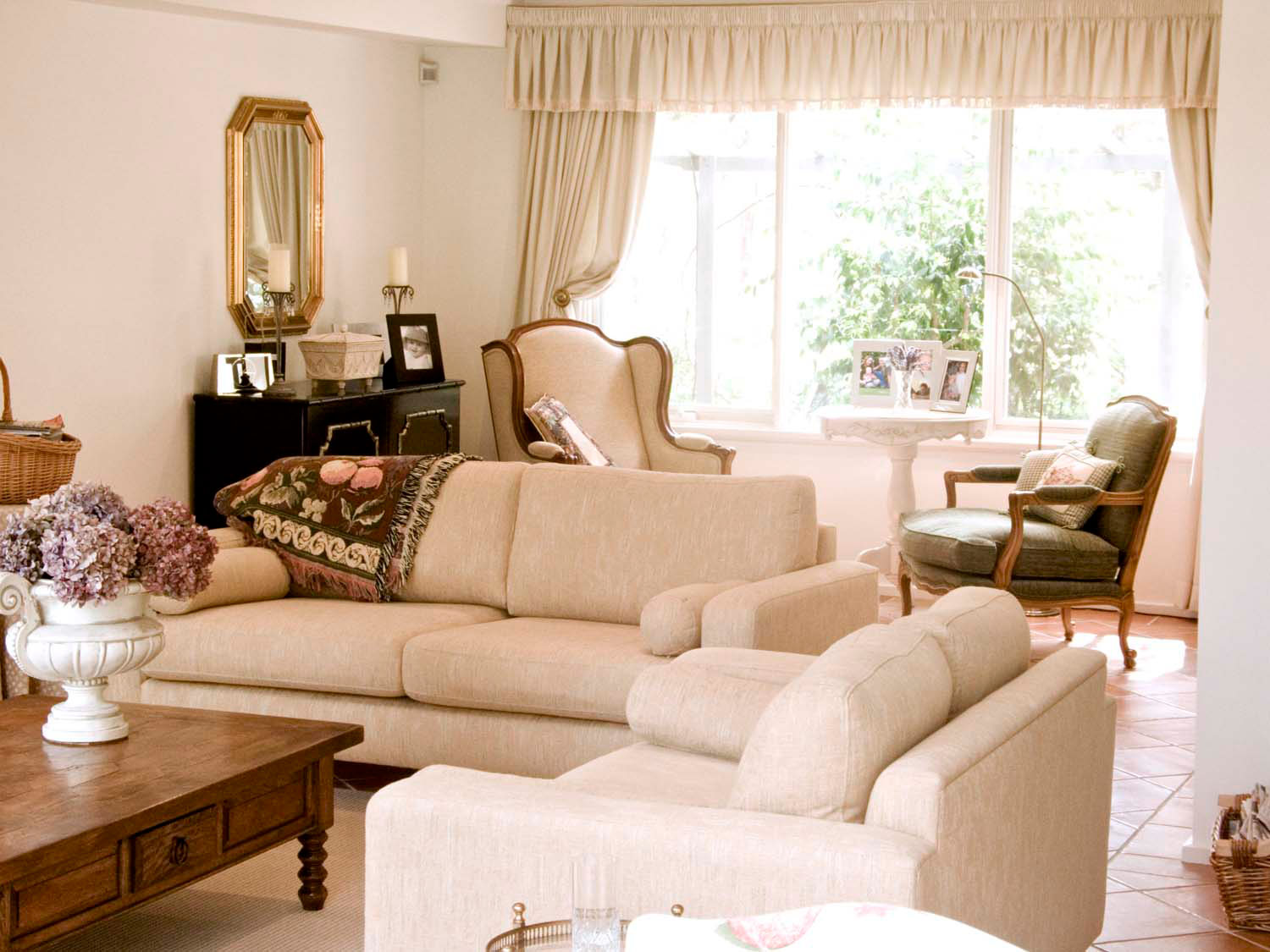 52 French daybeds and classical sofas