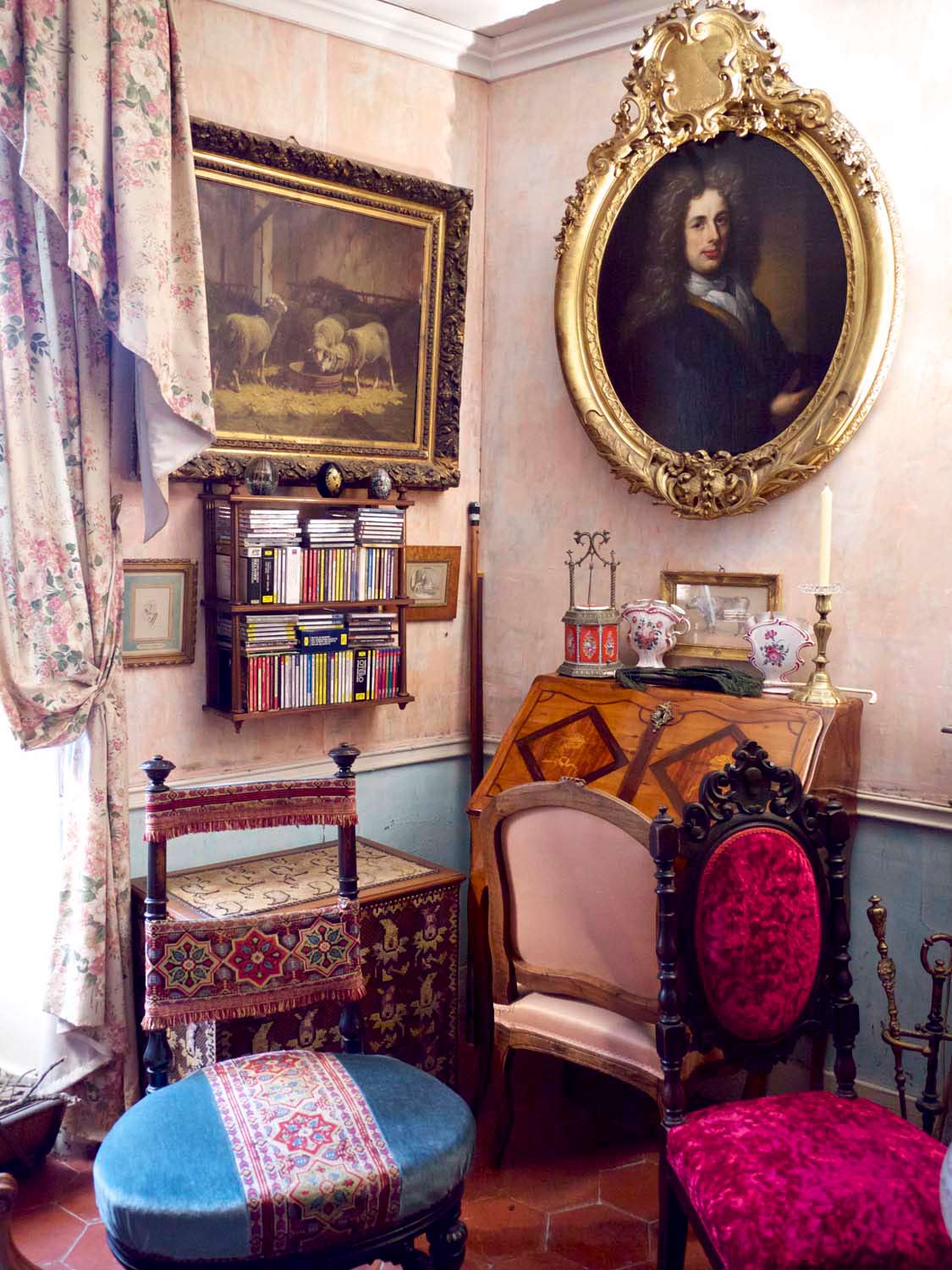 25-A-French-cottage-near-Paris-filled-with-French-antiques