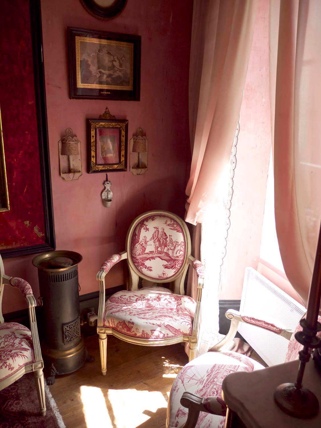 3-A-French-cottage-near-Paris-filled-with-French-antiques