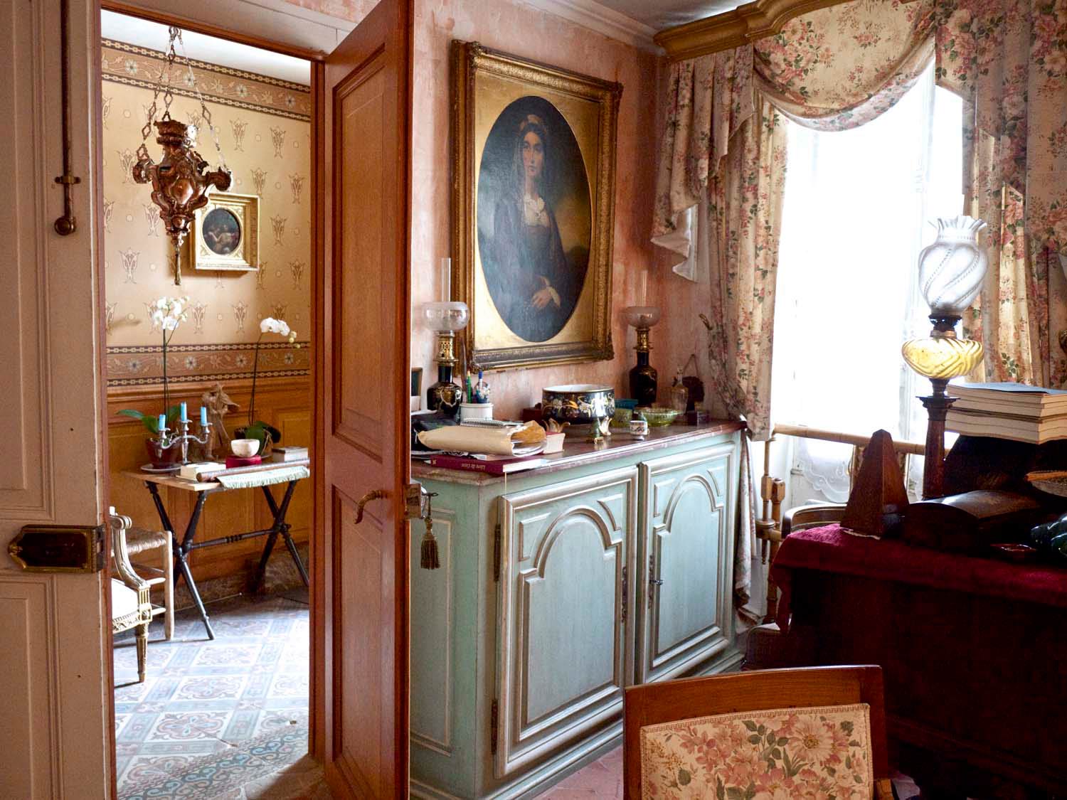 7-A-French-cottage-near-Paris-filled-with-French-antiques