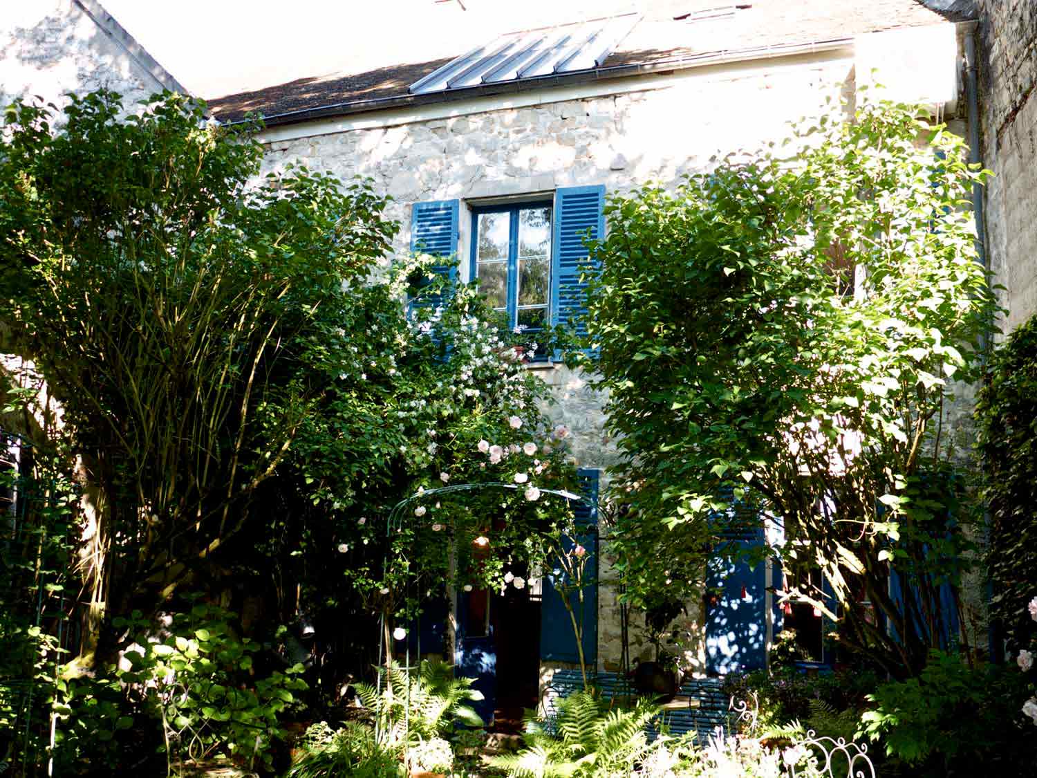 8-A-French-cottage-near-Paris-filled-with-French-antiques