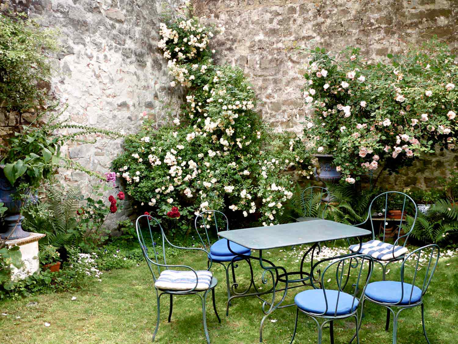 9-A-French-cottage-near-Paris-filled-with-French-antiques