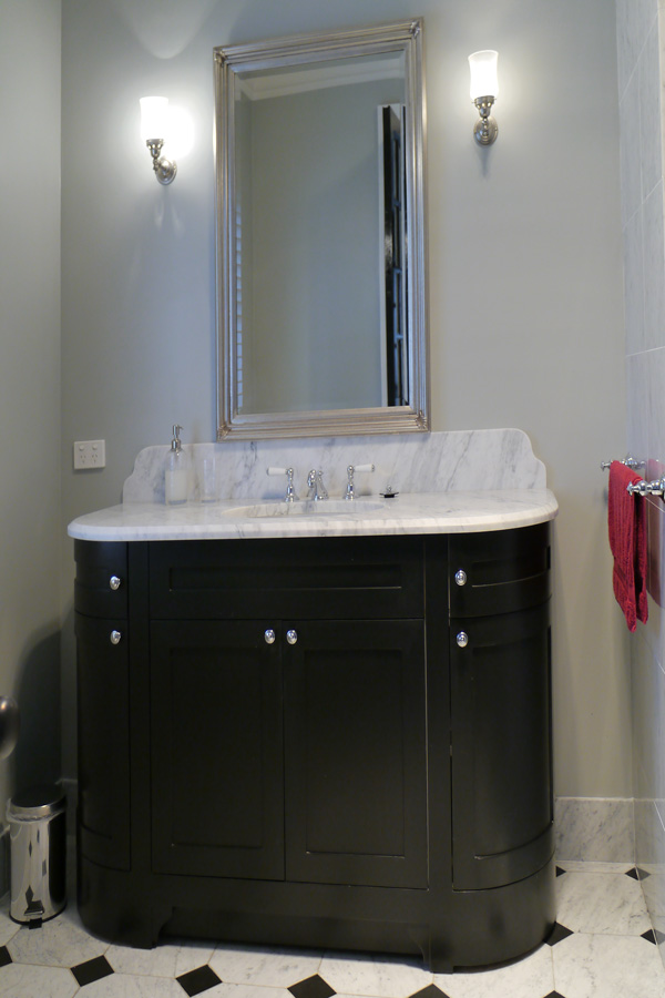 Marble bathroom with black vantoty